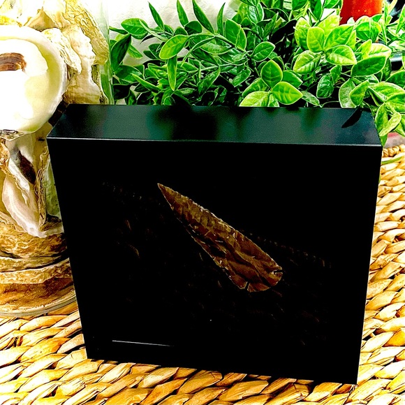 Carved arrow head framed wall art - Picture 2 of 3